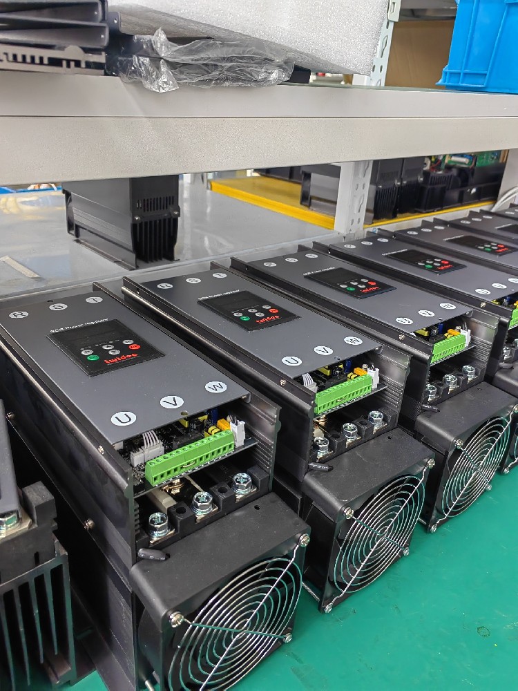给电力调整器建设的保险丝频仍熔断，怎么判断是设备过载还是保险丝规格不合？
